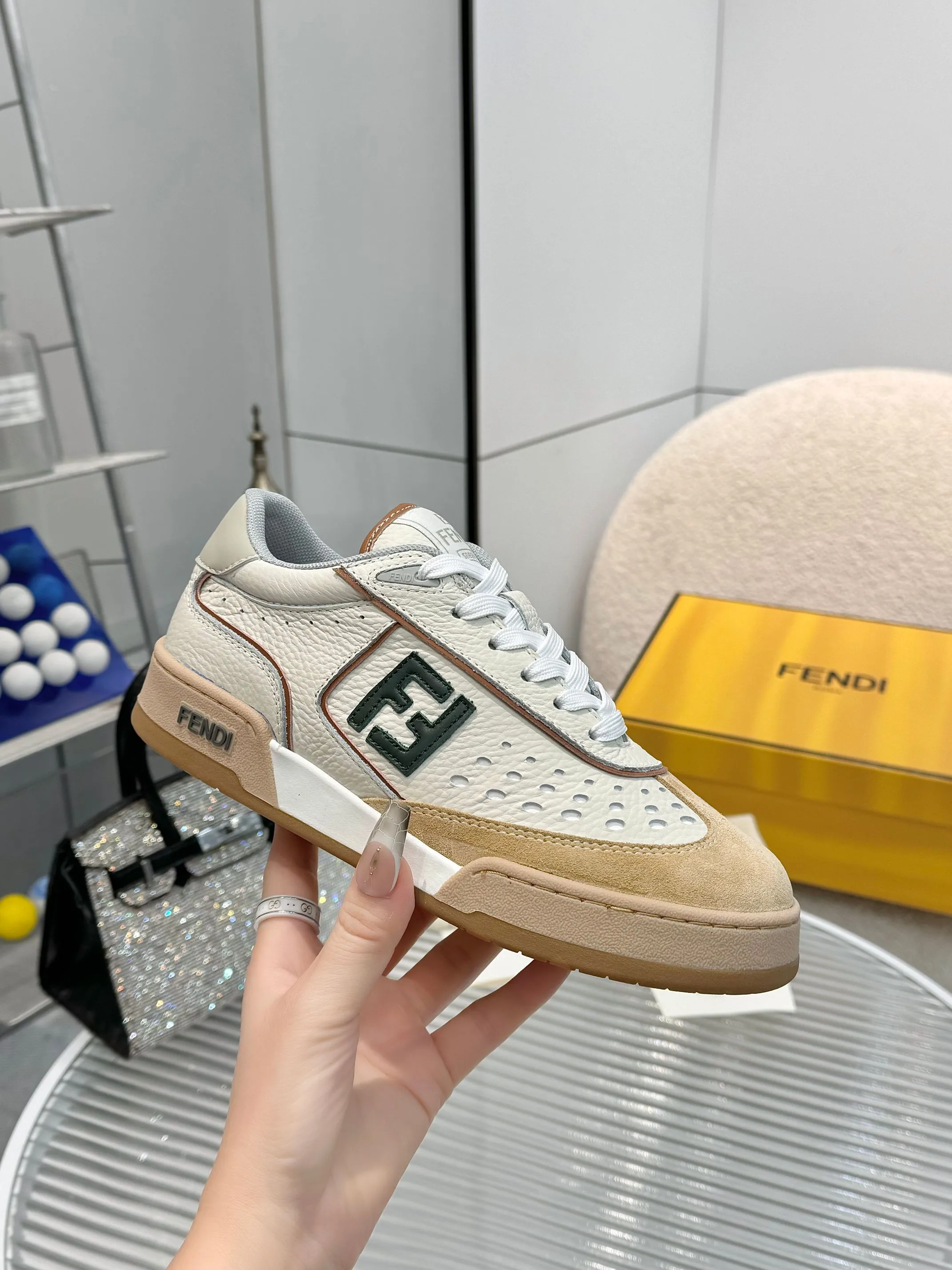 p620🐮🐮New❤Top super A version💯 Fendi Fendi 2025 New Year's King Explosive Style🔥 Many💑stars have the same style FD match. Original purchase for RMB14440. One to one replica. Designer Kim Jones's first sneaker fendi match and Donkey brand Trainer basketball sneakers, fresh blood injection and FF retro design It combines fashion and super comfort. [Wise] Whoever doesn’t grab it will regret it [There are many shoe uppers on the market with different color matching and cut corners in workmanship. The color matching and craftsmanship of my shoe upper are absolutely the same as the genuine products at the counter. Welcome to compare. Feet: Mesh injection molding pads 🎯 Soles: Please look for the original molded multi-color TPU outsole (❌ non-rubber sole) 🎯 Size: Female 35-41 Male 38-45 🎯 Packaging: Original 1:1 matching high-end packaging 🎁